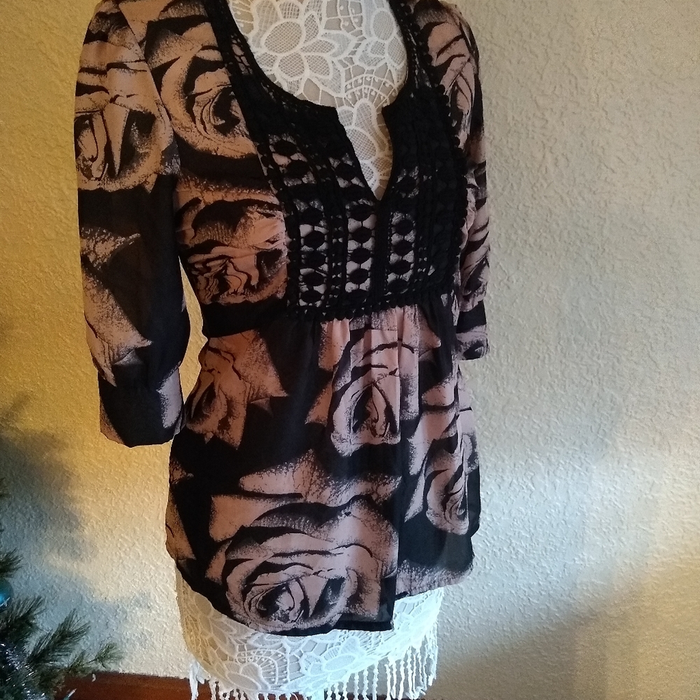 Ultra pink quarter sleeve top roses